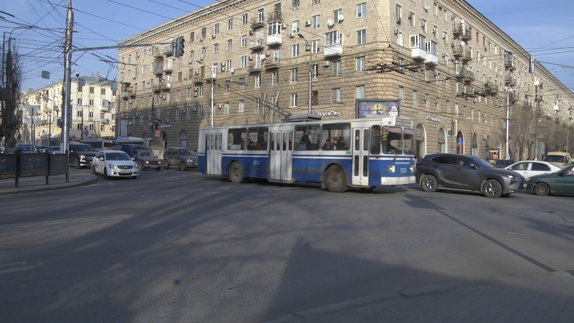 В центре Волгограда за неделю 2 раза поменяли схему движения